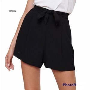 DYNAMITE Sally Flowy Belted Short - black - Style No. 0605870
